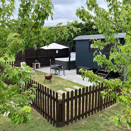Shepherds Hut With Hot Tub Wells Esterno foto