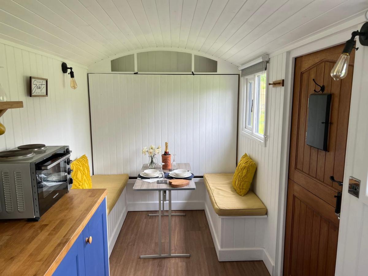 Shepherds Hut With Hot Tub Wells Esterno foto