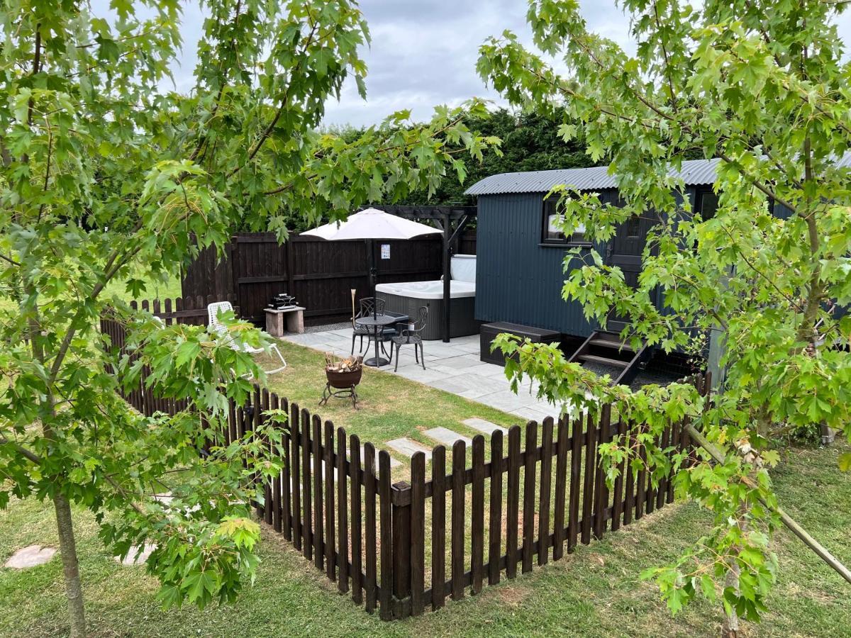 Shepherds Hut With Hot Tub Wells Esterno foto