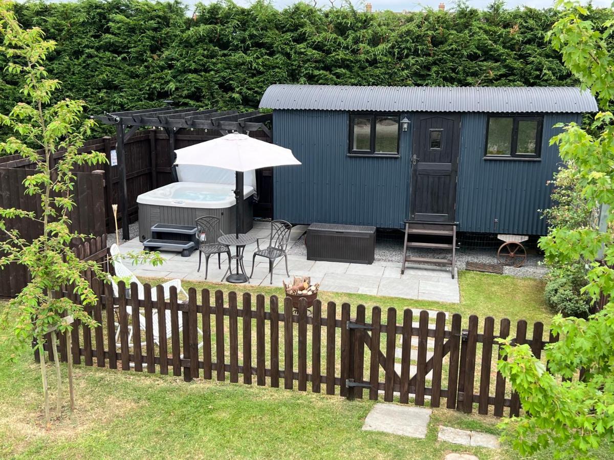 Shepherds Hut With Hot Tub Wells Esterno foto