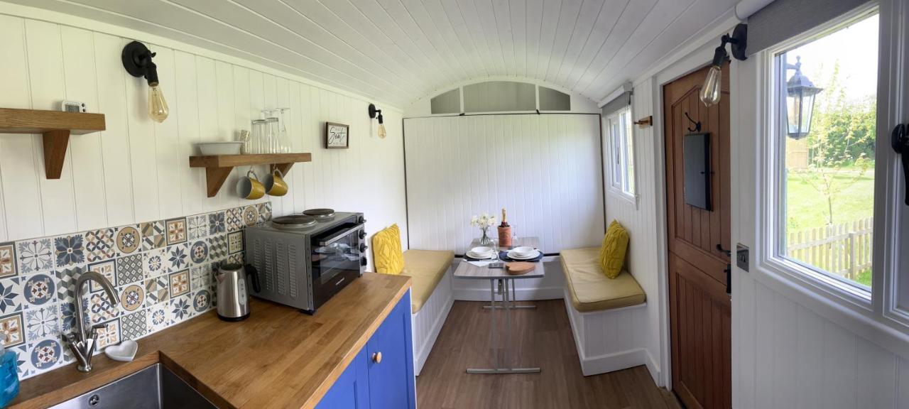 Shepherds Hut With Hot Tub Wells Esterno foto