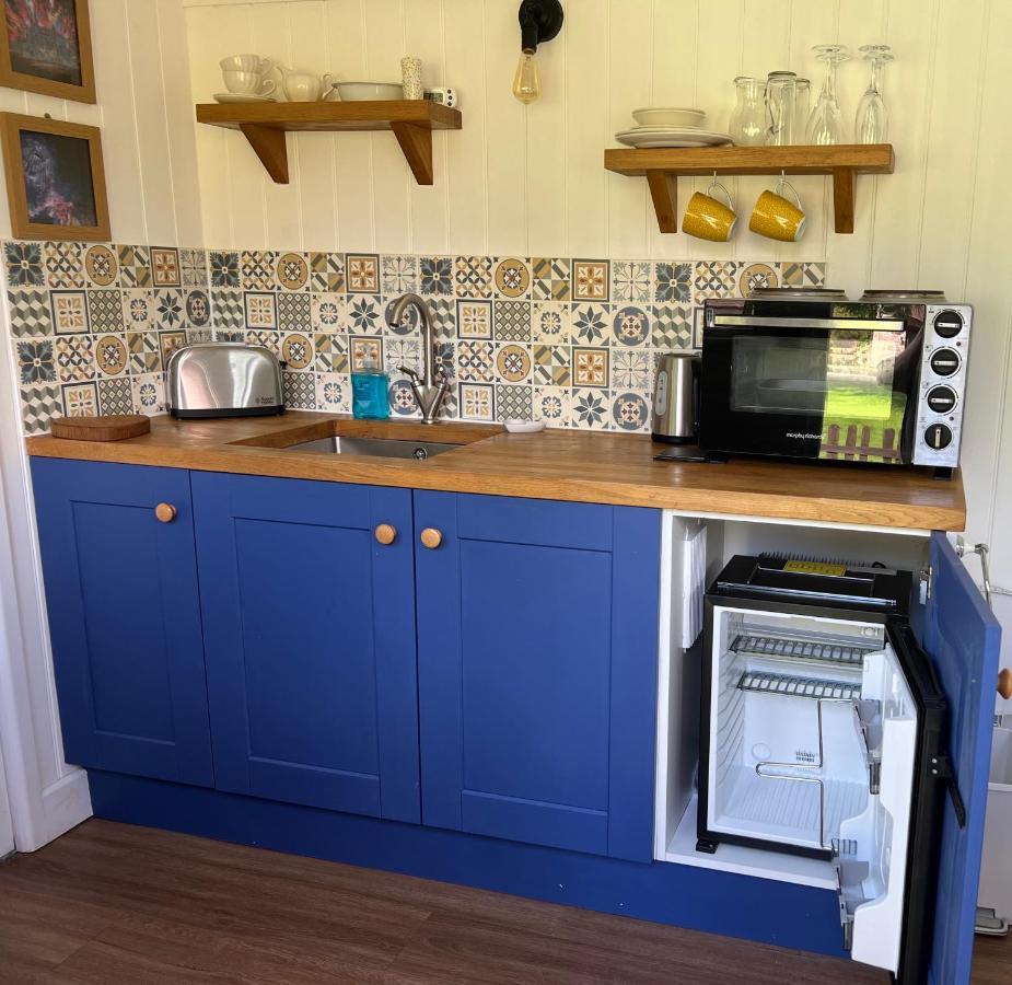 Shepherds Hut With Hot Tub Wells Esterno foto